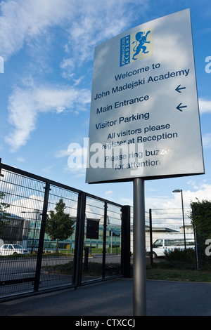 Der Eingang zum John Madejski Academy, eine weiterführende Schule in Reading, Berkshire, setzen Sie auf besondere Maßnahmen durch OFSTED Jan 2012. Stockfoto