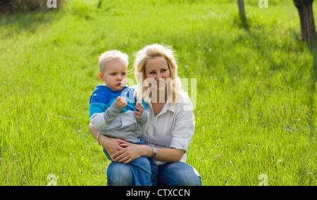 Spaß im Garten, Mutter und Sohn, die draußen in der Natur spielen. Stockfoto