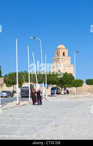 Arabische Frauen, die große Moschee in Kairouan, Tunesien Stockfoto