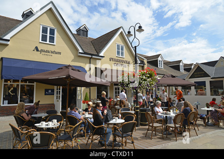 Starbucks Coffee Shop, Bicester Village Outlet Shopping Center, Bicester, Oxfordshire, England, Vereinigtes Königreich Stockfoto