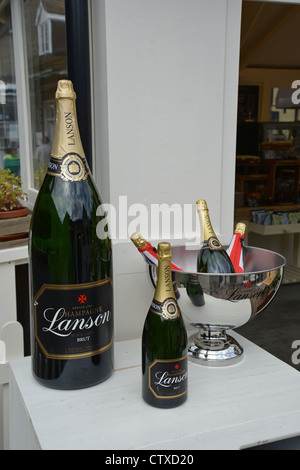 Flaschen Lanson Champagner in Bicester Village Outlet Shopping Center, Bicester, Oxfordshire, England, Vereinigtes Königreich Stockfoto