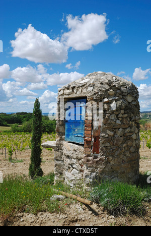 Ein trockener Stein gut Hütte auf einem Weingut in Séguret, Vaucluse, Provence, Frankreich. Stockfoto