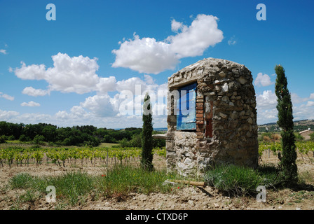 Ein trockener Stein gut Hütte auf einem Weingut in Séguret, Vaucluse, Provence, Frankreich. Stockfoto