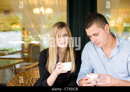 Portrait über ein attraktives junges Paar Getränk. Stockfoto