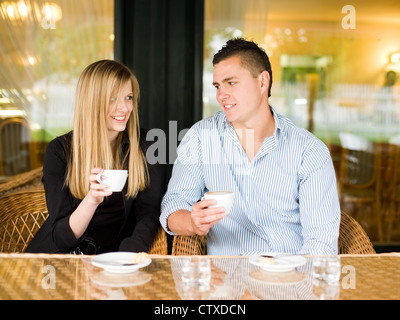 Portrait über ein attraktives junges Paar Getränk. Stockfoto