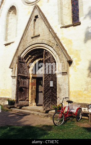 Rotes Fahrrad vor St.-Martins Kirche, Valjala, Insel Saaremaa, Estland Stockfoto