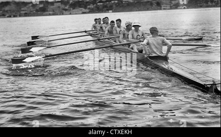 Cornell Varsity - Cornell Varsity-Crew-Team auf dem Hudson River in Poughkeepsie, New York.  Juni 1911 Stockfoto