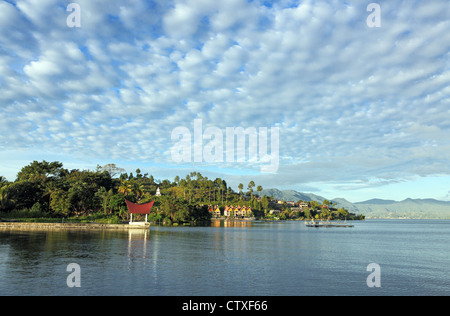 Blick auf die Tuk Tuk Halbinsel Samosir Insel am Lake Toba, der weltweit größten Vulkansee. Stockfoto