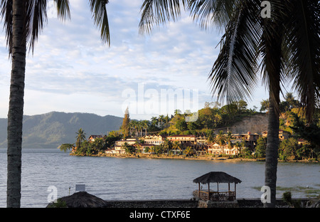 Blick auf die Tuk Tuk Halbinsel Samosir Insel am Lake Toba, der weltweit größten Vulkansee. Stockfoto