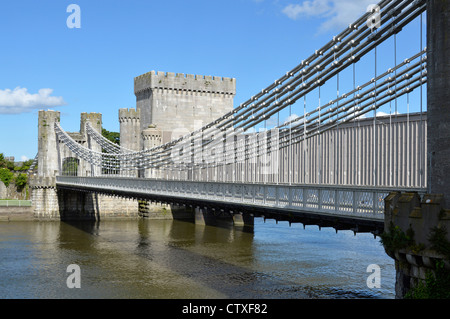 Thomas Telford road Suspension Bridge & Robert Stephenson Schmiedeeisen tubular Eisenbahnbrücke über den Fluss Conwy in Conwy County Borough North Wales UK Stockfoto