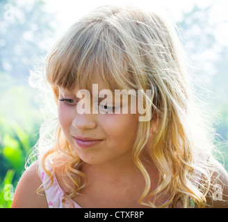 Porträt einer leicht lächelnd wenig schöne russische Blondine über Natur Outdoor-Hintergrund Stockfoto