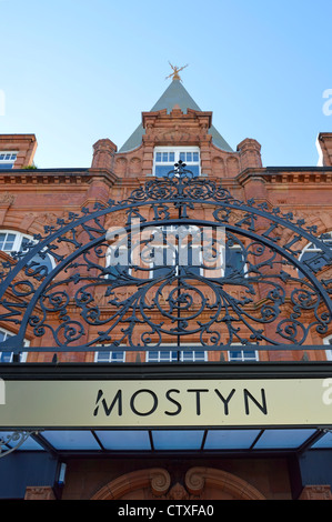 Oriel Mostyn Kunst Galerie moderne und ältere Schilder über Eingang mit rotem Backstein und terrakottafarbenen Fassade Llandudno Conwy County Borough Clwyd North Wales UK Stockfoto