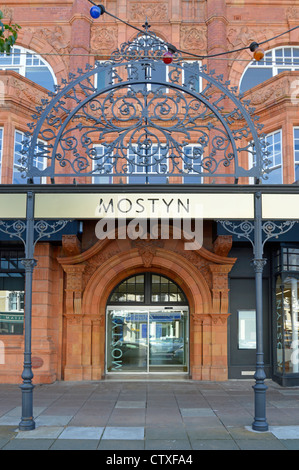 Oriel Mostyn ist eine öffentliche Kunstgalerie, die einen Teil des historischen Gebäudes und moderne Eingangstüren mit Terrakottafassade Llandudno North Wales UK entfernt Stockfoto