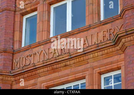 Nahaufnahme von Terracotta Mostyn Kunst Galerie Schild über Eingang Llandudno Conwy County Borough Clwyd North Wales UK Stockfoto