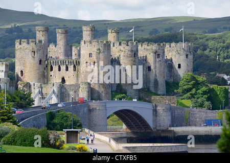 Zum UNESCO-Weltkulturerbe gehörendes Gebäude der Kategorie I, mittelalterliche historische Steintürme von Conwy Castle und moderne Straßenbrücke über den Conwy River North Wales Stockfoto