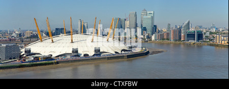 Luftbild von der o2 Arena 02 Millenium Dome mit Themse und Canary Wharf skyline Stockfoto