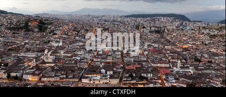 HAUPTSTADT QUITO ECUADOR PANORAMA AS VOM PANECILLO STATUE GESEHEN Stockfoto