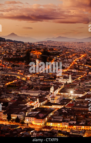 Historischen Teil von Quito, Hauptstadt Ecuadors vom Panecillo Statue in der Dämmerung überarbeitet In der Nachverarbeitung für bessere visuelle Wirkung. Stockfoto