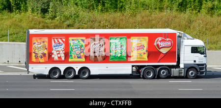 Nestle hgv supply chain Lieferung Lkw Lkw & artikuliert Trailer bunte Werbung Anzeige der Produkte entlang der Autobahn M25 Essex UK fahren Stockfoto