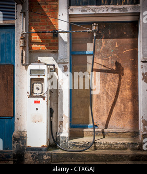 Alten nicht mehr existierenden Zapfsäule außerhalb redundante Stockfoto