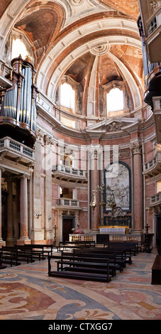 Organe im rechten Querschiff der Basilika von Mafra Palast und Kloster in Portugal. Barocke Architektur Stockfoto