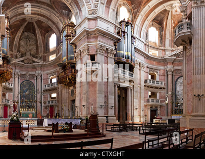 Hauptaltar und südlichen Querschiff der Basilika von Mafra Palast und Kloster in Portugal. Barocke Architektur Stockfoto