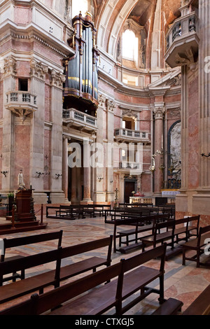 Organe im südlichen Querschiff der Basilika von Mafra Palast und Kloster in Portugal. Barock-Architektur. Stockfoto