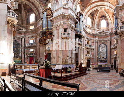 Hauptaltar und Querschiff der Basilika von Mafra Palast und Kloster in Portugal. Barock-Architektur. Stockfoto