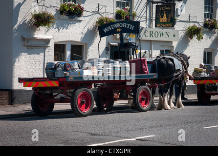 Brauerei Dray und Pferde liefert Bier zu einem Wadworth Pub in Devizes Stockfoto