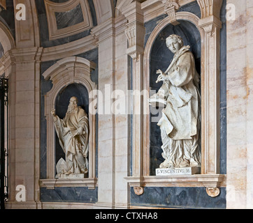 St. Vincent (rechts) und St. Benedict (links) italienischen Barock Skulpturen im Nationalpalast von Mafra und Kloster in Portugal. Stockfoto