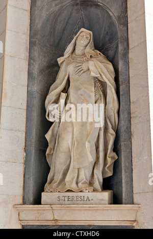 Die heilige Teresa von Ávila italienischen Barock Skulptur im Nationalpalast von Mafra und Kloster in Portugal. Barock-Architektur. Stockfoto