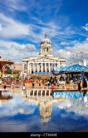 Der Rat Haus Nottingham mit dem temporären Stadtstrand - Nottingham Riviera, Altmarkt, Nottingham UK Stockfoto