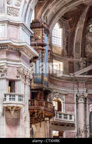 Eines der sechs Organe (links neben dem Altar) der Nationalpalast von Mafra und Kloster in Portugal. Barock-Architektur. Stockfoto