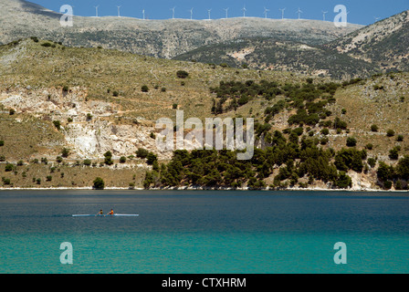 Ruderer mit Gebirgshintergrund, Argostoli Bay, Argostoli, Kefalonia, Ionische Inseln, Griechenland. Stockfoto