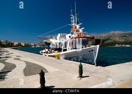 Angelboot/Fischerboot ankern neben Cobbleston Strandpromenade, Argostoli, Kefalonia, Ionische Inseln, Griechenland. Stockfoto