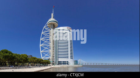 Vasco da Gama Tower, unzähligen Hotels und die Vasco da Gama Bridge im Park der Nationen (Parque Das Nações). Lissabon, Portugal. Stockfoto