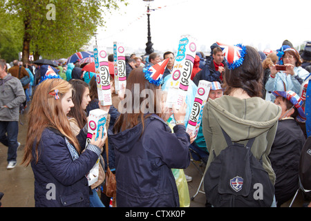 Menschenmengen säumen das Ufer der Themse, die Diamond Jubilee-Flotte von tausend Schiffe gehen vorbei an Alamy Beschriftung zu sehen: Stockfoto