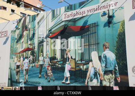 Riesenposter am Rande der soon-to-be gentrified Tarlabasi Stadtteil von Istanbul zeigen neue Bewohner als verdächtig blonde. Stockfoto