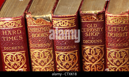 Altes Leder gebundene Bücher die Werke von Charles Dickens Stockfoto