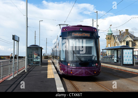 New Style Blackpool Straßenbahn in einer Station an der Strandpromenade in Blackpool, Lancashire Stockfoto