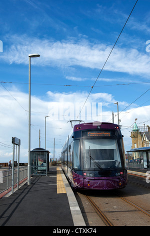 New Style Blackpool Straßenbahn in einer Station an der Strandpromenade in Blackpool, Lancashire Stockfoto