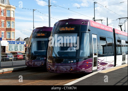 Zwei neue Stil Blackpool Straßenbahnen übergeben einander in einer Station an der Strandpromenade in Blackpool, Lancashire Stockfoto