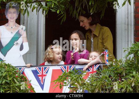 Menschenmengen säumen das Ufer der Themse, die Diamond Jubilee-Flotte von tausend Schiffe vorbei gehen zu sehen Stockfoto