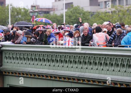 Menschenmengen säumen das Ufer der Themse, die Diamond Jubilee-Flotte von tausend Schiffe vorbei gehen zu sehen Stockfoto