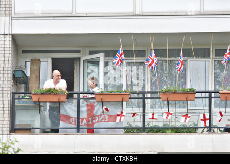 Menschenmengen säumen das Ufer der Themse, die Diamond Jubilee-Flotte von tausend Schiffe vorbei gehen zu sehen Stockfoto