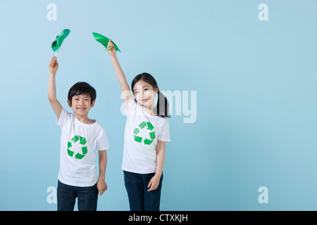 Kinder tragen recycling t-Shirt mit Grün Windrad Stockfoto