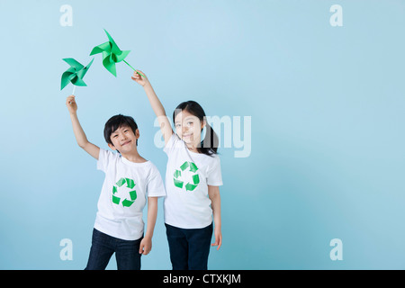 Kinder tragen recycling t-Shirt mit Grün Windrad Stockfoto