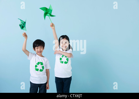 Kinder tragen recycling t-Shirt mit Grün Windrad Stockfoto