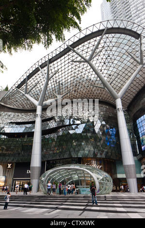 Singapur - März 2012 - U-Bahn oder MRT Eingang vor Ion Orchard Mall, Singapur. Stockfoto