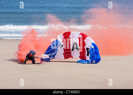 Ein Mitglied der RAF Falken Team in Sunderland Airshow anzeigen Stockfoto